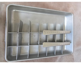 Forma de gelo vintage Quickube em alumínio com 18 compartimentos e alça dupla, estilo meados do século XX.
