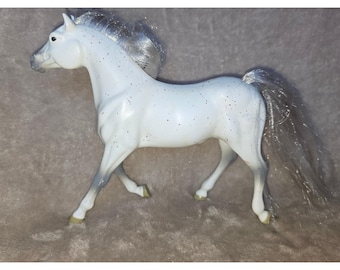 Figura de brinquedo vintage da égua troteira campeã, Fleabitten, da Empire, década de 1990.