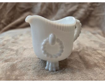 Jarra cremeira com pé em vidro leitoso Imperial Glass Co, modelo Hobnail, vintage, branca, 7,6 cm (3 polegadas).