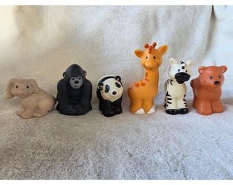 Conjunto de animais do zoológico Fisher Price Little People: girafa, panda, zebra, gorila, urso e coelho.