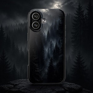 Könnte beinhalten: Schwarze Smartphone-Hülle mit einem dunklen Waldmotiv, das hohe, schattenhafte Bäume und eine neblige Atmosphäre zeigt. Die Hülle hat einen transparenten Rand und einen Ausschnitt für eine Dual-Kamera.