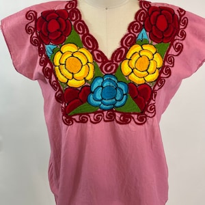 Top in cotone ricamato rosa messicano vintage degli anni '70, piccolo mezzo