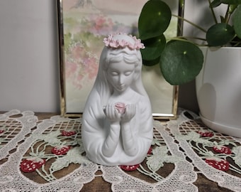 Estatua vintage de la Virgen María en porcelana blanca, figura de la Virgen María con flores rosas, decoración religiosa, regalo católico, estatua de oración.