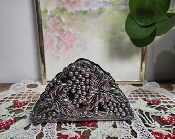 Vintage traubenverzierter versilberter Servietten- oder Briefhalter - 70er Jahre Vintage aus Metall zur Aufbewahrung von Papier. Skandinavische oldschool Dekoration