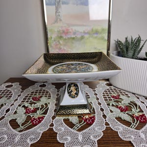 Plato de pedestal con querubines vintage, fabricado en Japón, frutero Putti, centro de mesa con pie, cerámica dorada y negra, decoración de mediados de siglo.