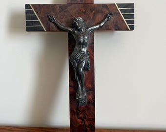 Crucifijo francés vintage de madera de teca con incrustaciones de latón, figura INRI
