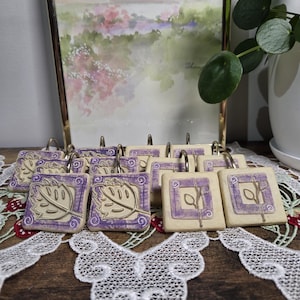 Set von 12 Vintage Duschvorhanghaken | Keramik Fliese Motiv | Lila Blattmuster | Badezimmer Dekor | Retro Badezimmer Zubehör