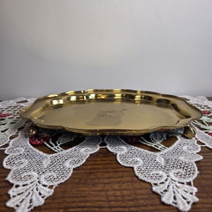 Bandeja vintage de latón con patas, 1989, bandeja dorada para servir, decoración estilo Hollywood Regency, bandeja decorativa para tocador, hecha en Taiwán.