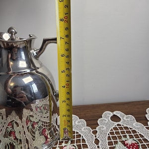 Puede incluir: Juego de tres tazas de cer&aacute;mica con acabado mate moteado. Cada taza presenta un color diferente: azul claro, crema y gris. Las tazas tienen un dise&ntilde;o simple y moderno y un asa c&oacute;moda.