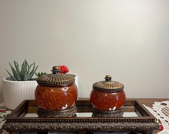 Ensemble de vanité vintage en résine ambrée avec couvercles ornés, plateau en miroir - Décoration Mid-Century