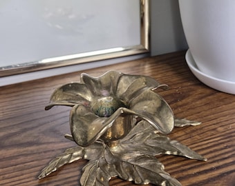 Castiçal vintage de latão em formato de lírio, fabricado na Índia. Castiçal floral com flor de lótus, decoração boho, estilo Hollywood Regency, tom dourado.