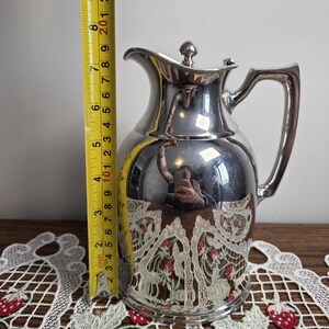 Puede incluir: Un letrero de madera hecho a mano con el texto "Welcome to our home" en un estilo manuscrito. El letrero est&aacute; pintado de blanco con letras negras y un acabado envejecido, adecuado para uso en interiores o exteriores.