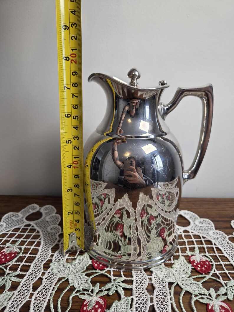 Puede incluir: Un letrero de madera hecho a mano con el texto "Welcome to our home" en un estilo manuscrito. El letrero est&aacute; pintado de blanco con letras negras y un acabado envejecido, adecuado para uso en interiores o exteriores.