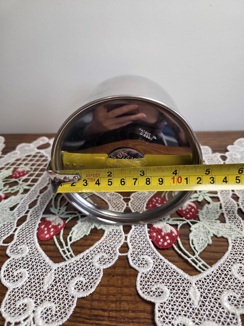 Puede incluir: Un juego de tres tazas de cer&aacute;mica con acabado moteado y mate. Las tazas son de color crema, gris claro y gris oscuro. Cada taza tiene un dise&ntilde;o simple y minimalista.