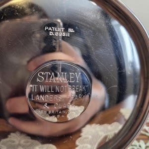 Puede incluir: Juego de tres tazas de cer&aacute;mica con acabado mate moteado. Las tazas son en tonos crema, gris claro y gris oscuro. Cada taza tiene un dise&ntilde;o simple y minimalista, ideal para caf&eacute; o t&eacute;.