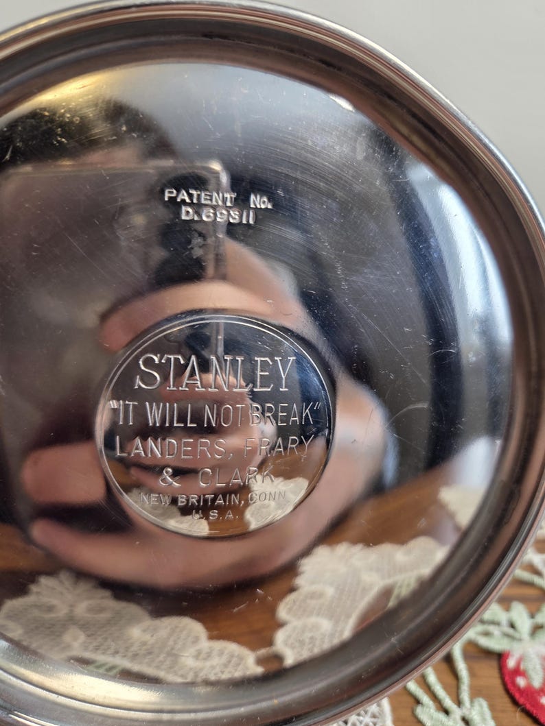 Puede incluir: Juego de tres tazas de cer&aacute;mica con acabado mate moteado. Las tazas son en tonos crema, gris claro y gris oscuro. Cada taza tiene un dise&ntilde;o simple y minimalista, ideal para caf&eacute; o t&eacute;.