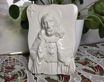 Targa murale vintage con Sacro Cuore di Gesù, decorazione religiosa in ceramica, arte cattolica da parete, rilievo smaltato bianco, decorazione cristiana per la casa.