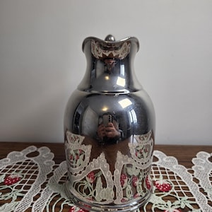 Puede incluir: Un letrero de madera r&uacute;stico con la frase "Welcome to our home" en letras blancas. El letrero presenta un acabado envejecido y un dise&ntilde;o sencillo y acogedor, perfecto para un porche o entrada.