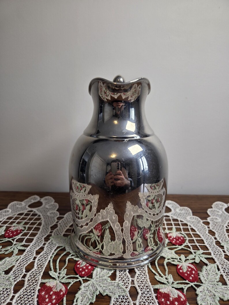 Puede incluir: Un letrero de madera r&uacute;stico con la frase "Welcome to our home" en letras blancas. El letrero presenta un acabado envejecido y un dise&ntilde;o sencillo y acogedor, perfecto para un porche o entrada.