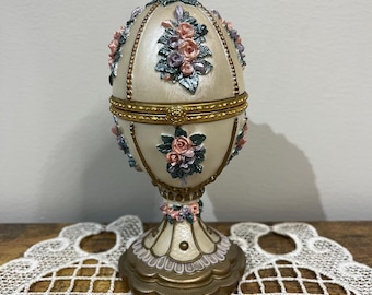 Caja de música decorativa con forma de huevo y bisagra: joyero con relieve floral