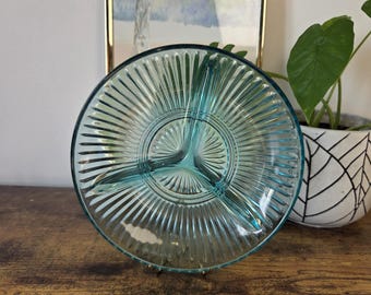 Bandeja de servir de vidrio dividida azul aguamarina vintage KIG Indonesia / Plato para aperitivos de mediados de siglo / Bandeja de aperitivos de tres secciones / Plato de vidrio prensado retro