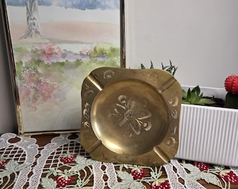 Cinzeiro vintage de latão com gravura floral, cinzeiro quadrado de meados do século XX, prato de latão gravado, decoração retrô para fumantes, estilo Hollywood Regency.