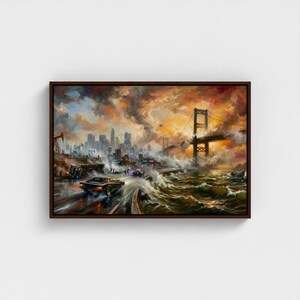 Puede incluir: Pintura enmarcada que representa un paisaje urbano postapocalíptico con un puente, coches y un horizonte bajo un cielo de fuego. La obra de arte muestra un coche oscuro que se aleja de la ciudad, con olas rompiendo sobre la carretera.