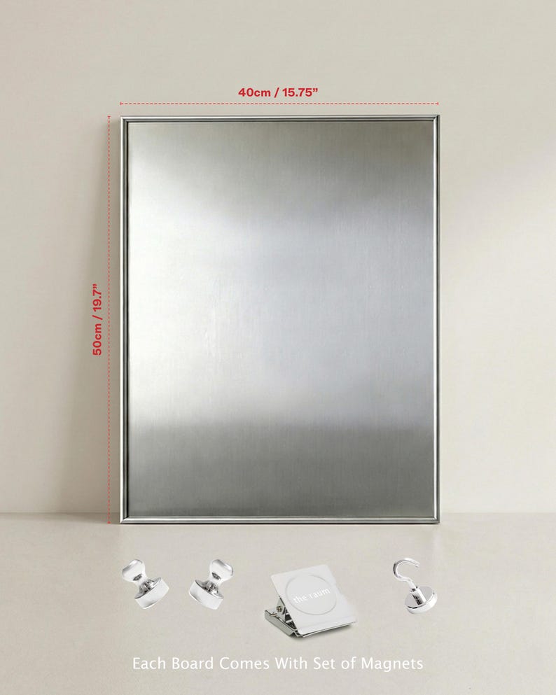 Puede incluir: Una pizarra rectangular de metal plateado, de 40 cm de ancho y 50 cm de alto, con un fino marco plateado. La imagen incluye un juego de imanes. El texto de la imagen dice "the raum" y "Each Board Comes With Set of Magnets."