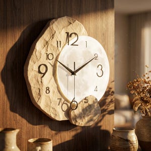 モダンな石造りの壁掛け時計、光る月のウォールアート、大きなサイレントミニマリスト装飾、質感のある素朴な時計、高級新築祝いギフト
