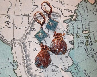 Conchas de arcilla hechas a mano con conectores de pendientes de latón revestidos de cobre Aqua y arcos vintage, MockiDesigns, envueltos en regalos
