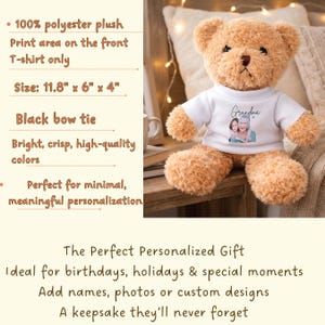 Op de afbeelding: Een lichtbruine teddybeer met een wit t-shirt met de tekst "Oma" en een afbeelding van twee personen. De beer is ongeveer 30 cm x 15 cm x 10 cm groot en heeft een zwarte strik. Het t-shirt is ontworpen voor personalisatie.