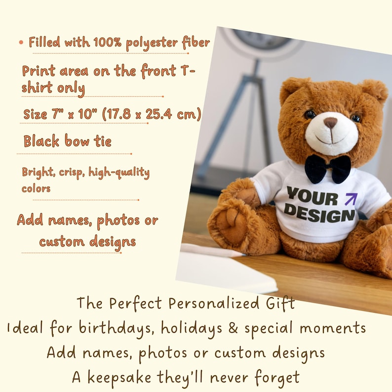 Op de afbeelding: Een bruine teddybeer met een wit t-shirt met de tekst "YOUR DESIGN" en een zwarte vlinderdas. De beer is ongeveer 17,8 cm bij 25,4 cm en gevuld met polyestervezel. Het t-shirt is ontworpen voor aangepaste ontwerpen.