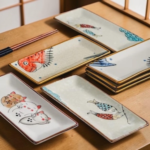 Könnte beinhalten: Rustikales Holzschild mit dem Text "Welcome to our home" in weißer Schrift. Das Schild hat eine Used-Optik und ein schlichtes, einladendes Design, ideal für die Eingangsbereichsdekoration.