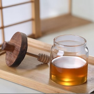 Pot à miel en verre avec louche en bois et couvercle en bambou | Décoration de cuisine bohème rustique | Pot de miel écologique | Cadeau d'hôte unique | Stockage naturel