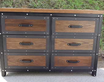 Handgefertigte Kommode aus Eiche und Stahl im rustikalen Vintage-Look, perfekt für Einrichtungen im Loft-Stil und moderne Wohnungen