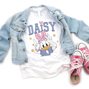 K&ouml;nnte beinhalten: Eine wei&szlig;e Keramik-Tasse mit schwarzem Henkel und dem Text "But First, Coffee" in handschriftlichem Stil. Die Tasse steht auf einer wei&szlig;en Oberfl&auml;che. Die Tasse ist etwa 10 cm hoch.