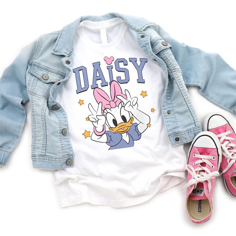 K&ouml;nnte beinhalten: Eine wei&szlig;e Keramik-Tasse mit schwarzem Henkel und dem Text "But First, Coffee" in handschriftlichem Stil. Die Tasse steht auf einer wei&szlig;en Oberfl&auml;che. Die Tasse ist etwa 10 cm hoch.