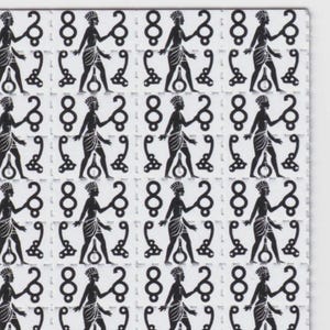 Puede incluir: Una hoja de pequeños cuadrados blancos con un patrón repetido de figuras negras y el número 8. Las figuras son representaciones estilizadas de mujeres con vestimenta clásica, con un elemento decorativo debajo.
