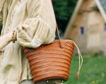Handgjord hinkväska i fullnarvsnötskinn, tygväska i fransk vintageläder, axelväska med dragsko