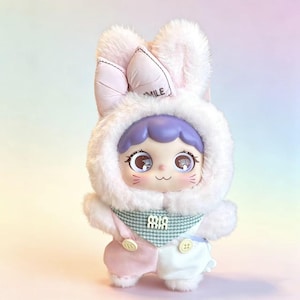 Pode incluir: Uma placa de madeira rústica com o texto "Welcome to our home" em estilo manuscrito. A placa apresenta um acabamento desgastado e um design simples e convidativo, perfeito para a decoração da entrada.