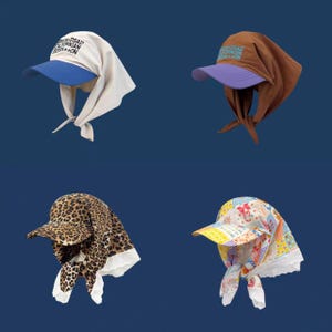 Puede incluir: Se muestran cuatro gorras con bufandas adjuntas sobre un fondo azul. Las gorras tienen diferentes diseños, incluyendo una visera azul con tela blanca, una gorra marrón con una visera morada, una gorra con estampado de leopardo y un diseño de patchwork.