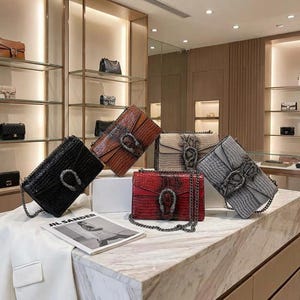 Elegant Crocodile Embossed Crossbody Bag | Women's Chain Shoulder Purse | Vintage Style Statement Handbag | Chic Luxury Niche Bag Gift