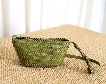 Handvävd axelväska i vegetabiliskt garvat läder, liten vävd axelväska i kohud, minimalistisk handväska