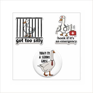 Puede incluir: Tres pegatinas con gansos blancos. Una muestra un ganso en una jaula con el texto "got too silly". Otra muestra un ganso como enfermero con estetoscopio y botiquín, con el texto "honk if it's an emergency". La tercera es una pegatina redonda de un ganso con corbata y el texto "TODAY I'M A SERIOUS GOOSE".