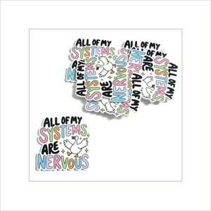 Könnte beinhalten: Eine Ansammlung farbenfroher Aufkleber mit dem Text "ALL OF MY SYSTEMS ARE NERVOUS". Die Aufkleber zeigen eine verspielte Schriftart, eine Cartoon-Gans und Sterne. Die Farbpalette umfasst Rosa, Blau, Grün und Gelb.