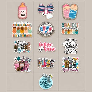 Puede incluir: Una colección de quince pegatinas troqueladas con temas de enfermería y neonatología. Los diseños incluyen biberones, bebés envueltos, estetoscopios y textos como Bottle Service, NICU, Swaddle Specialist, Future Nurse y You're Spec-tacular.