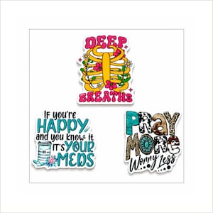 Peut inclure: Trois autocollants découpés. Celui du haut montre une cage thoracique jaune avec des fleurs et le texte "DEEP BREATHS". En bas à gauche, un flacon de médicaments avec le texte "If you're HAPPY and you know it IT'S YOUR MEDS". En bas à droite, "PRAY MORE Worry Less" avec des motifs turquoise, léopard et peau de vache.