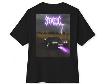T-shirt Midnight Storm Sports Car | Motif flammes violettes et éclairs | Style voiture rabaissée statique | Mode urbaine et audacieuse