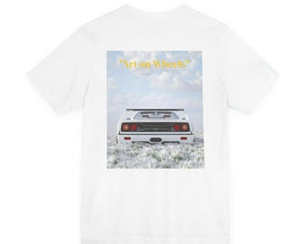 T-shirt ICON In BLOOM Supercar Blanche Champ de Fleurs | Vêtements pour passionnés de voitures de rêve | T-shirt minimaliste inspiré de l'automobile | Style course céleste