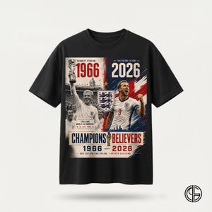 Könnte beinhalten: Ein schwarzes T-Shirt mit einem Grafikdruck, der die Texte 1966 und 2026 zeigt. Das Design enthält Bilder von Fußballspielern, das Wappen der englischen Nationalmannschaft sowie den Text Champions Believers, One Nation, One Dream, Forever England.